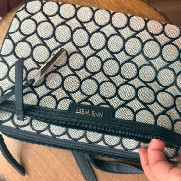 Nine West Crossbody Sling Bag Womens Beige Black Signature Logo Adjustable Strap - Picture 2 of 9